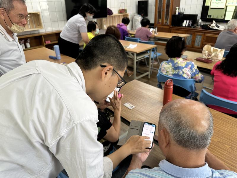 輔導員協助學員下載APP