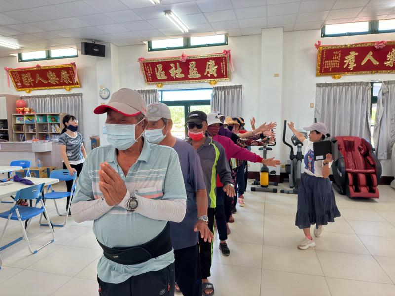 講師帶領大家一同擺出各種網路上熱門的動作拍照(動動圖、錯位拍攝、千手觀音等)