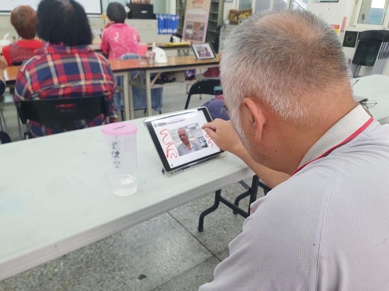 學員操作平板