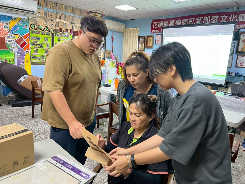 學員透過裁藝機進行製作
