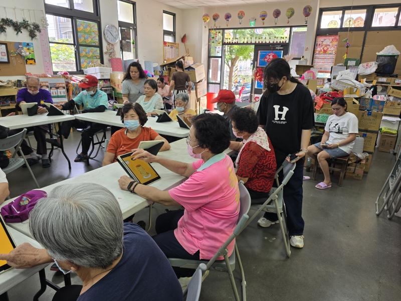 學員認真操作老師上課的APP程式。