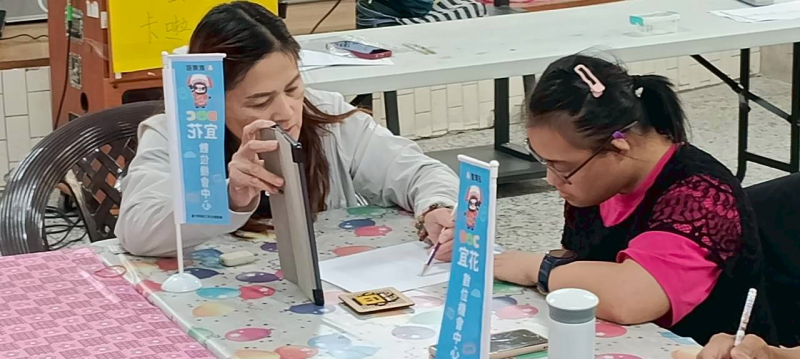 講師協助學員體驗