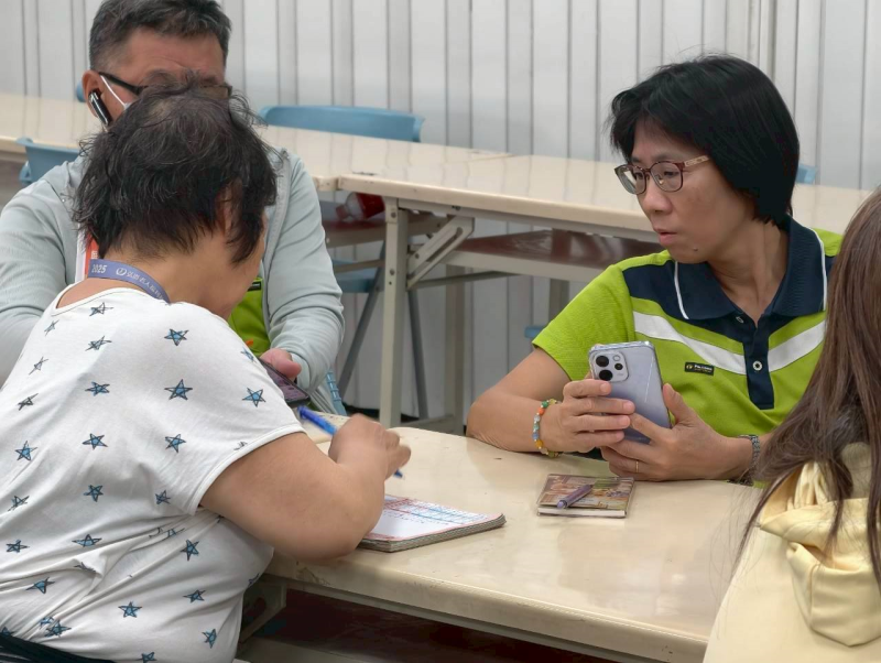 學員討論並操作直播