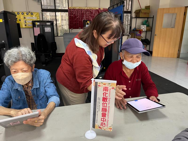老師指導學員操作平板