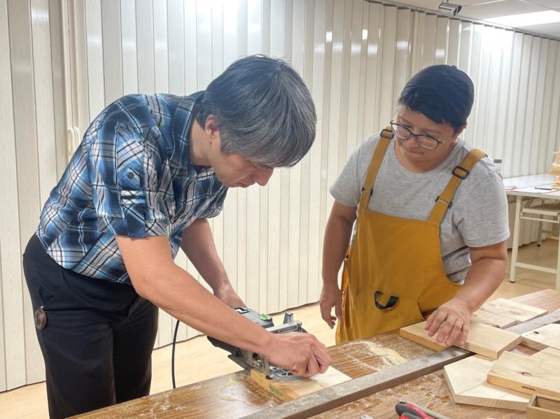學員專注操作木材機具,享受手作過程。