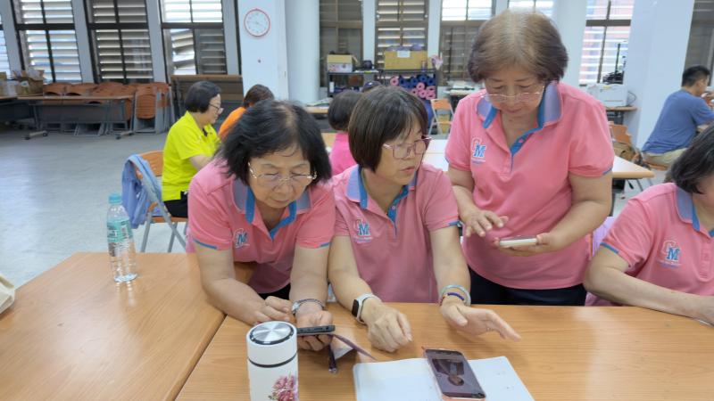 講師親自指導學員下在上課應用程式