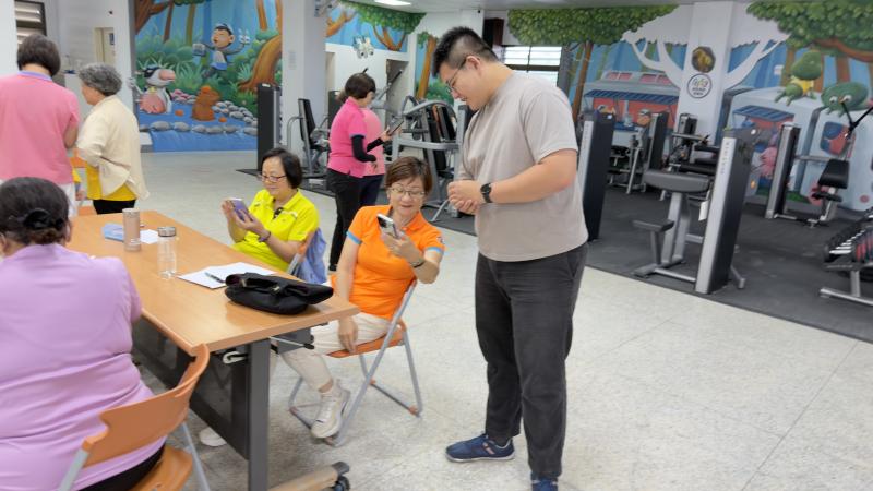講師親自示範軟體應用功能展示於學員