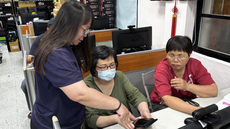 指導學員用藥查詢。
