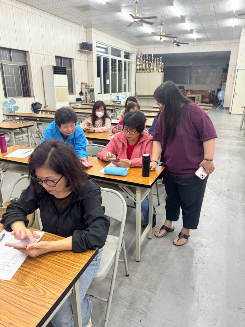 指導學員掃描 QR Code點餐。