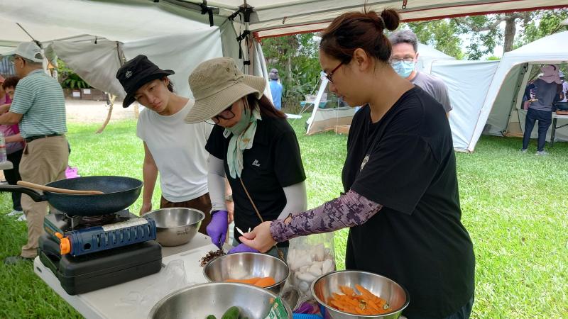 帳篷下大夥兒揮汗,分工合作烹調美味料理