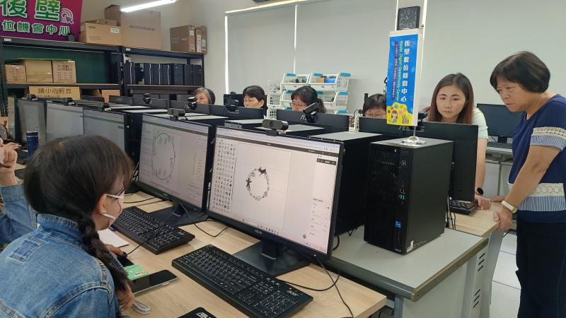 學員操作電腦繪出美圖