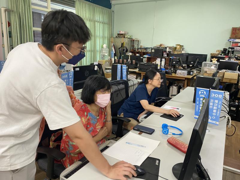 整體課程互動熱絡,學員積極參與討論與實作,遇到問題時也能主動提問並與同儕交流學習心得,展現良好的學習態度與合作精神。