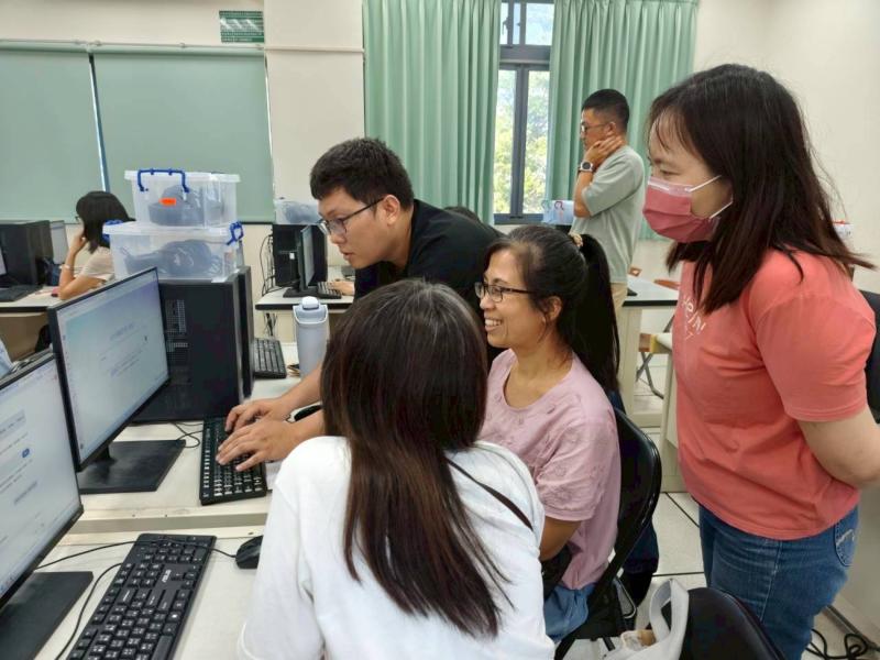 過程中學員互相交流設計想法，展現高度學習熱忱。