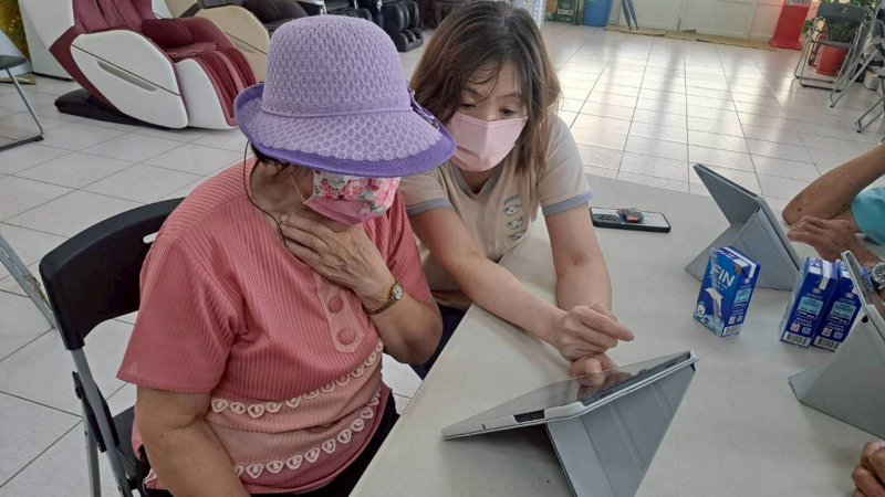 白沙數位機會中心-搭公車好簡單 學員課程互相指導