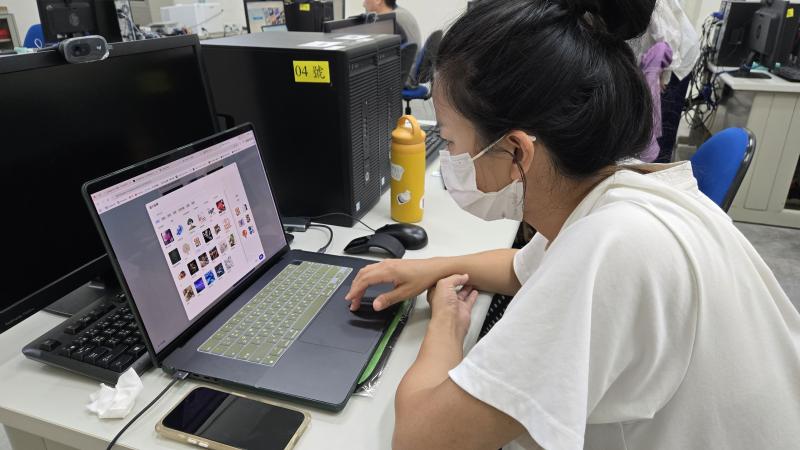 使用自備筆電操作 AI 簡報工具，在挑選圖片風格時仔細思考，探索最適合的視覺呈現方式。