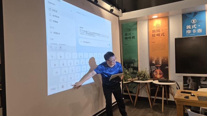 認識語音輸入功能，示範如何與 AI 對話，讓數位學習更加簡單便利。