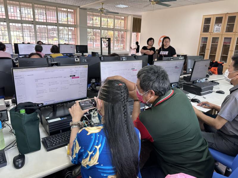 課堂中，學員們彼此分享生成成果，交流不同提示詞帶來的效果，也嘗試修改指令內容，觀察AI如何產生不同風格的設計。