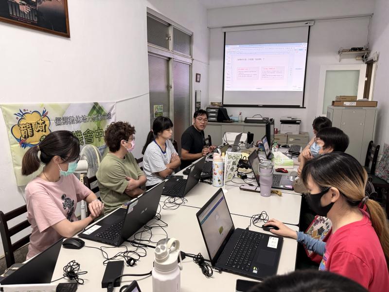 活用黃金配色與對比,依主題營造海報專業質感。
