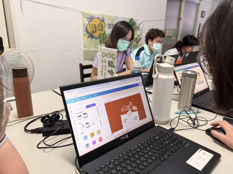 學習視覺動線與文字層次,透過實戰強化設計力。