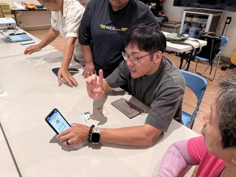 準備證件照片,關 Wi-Fi 用行動網路,四步完成申請。