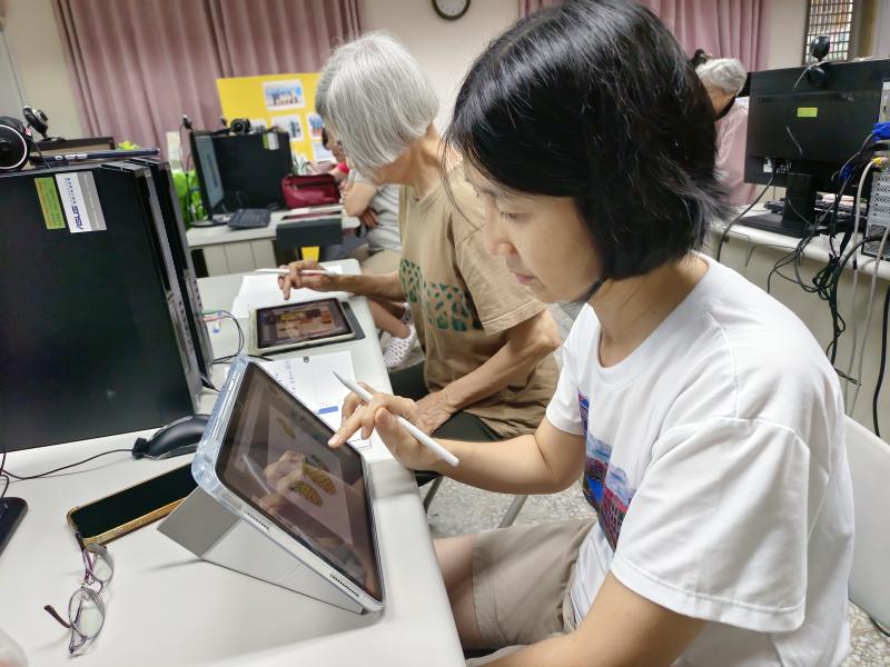 學員繪製大樹區意象元素