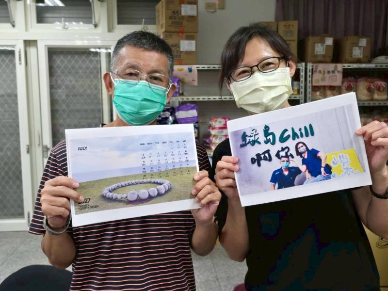把一起去旅行的回憶都做成了明年的月曆