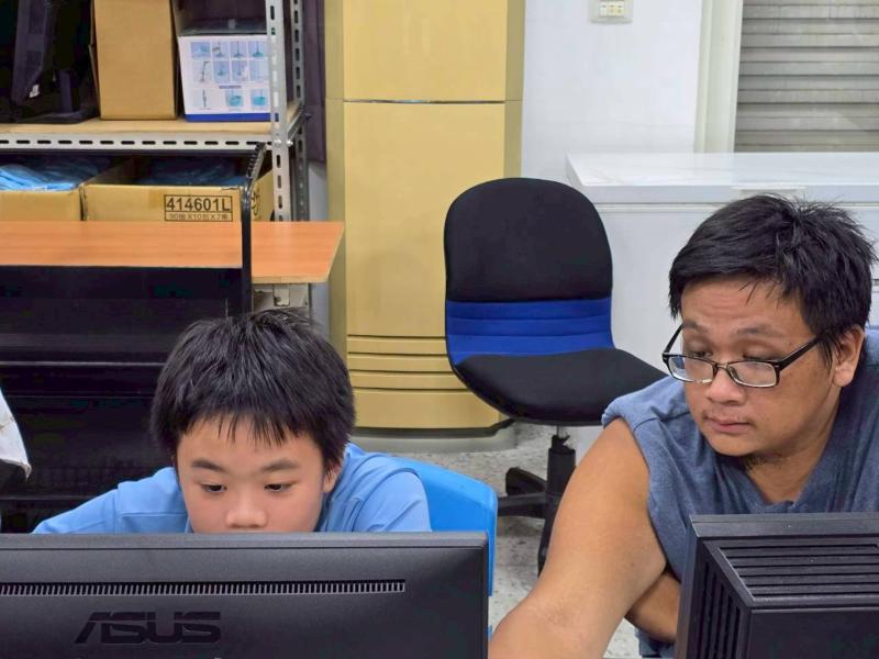 數位小幫手陪伴小弟弟一起學習電腦操作