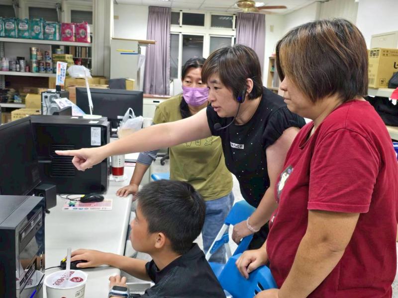 心月老師帶領新住民學員學習電腦操作