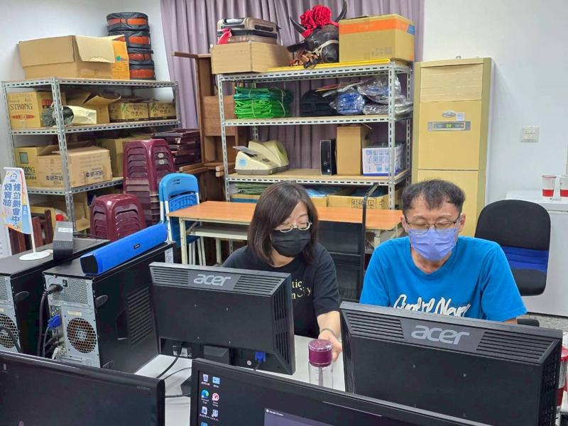 數位小幫手除了熱心協助課程進行外,也特別帶著老公一起來到DOC學習,展現終身學習與共同成長的精神。