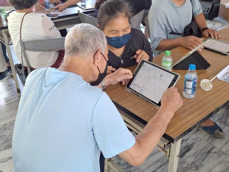 學員們互動練習平板的操作功能，不僅會用，更能用得熟練、用得安心。
