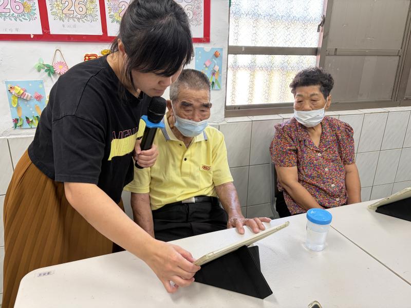 藉由平板益智活動讓學員們競賽，同時降低長者對數位的排斥。活動過程中，也能讓長找彼此間互相討論，促進交流也活絡腦部。