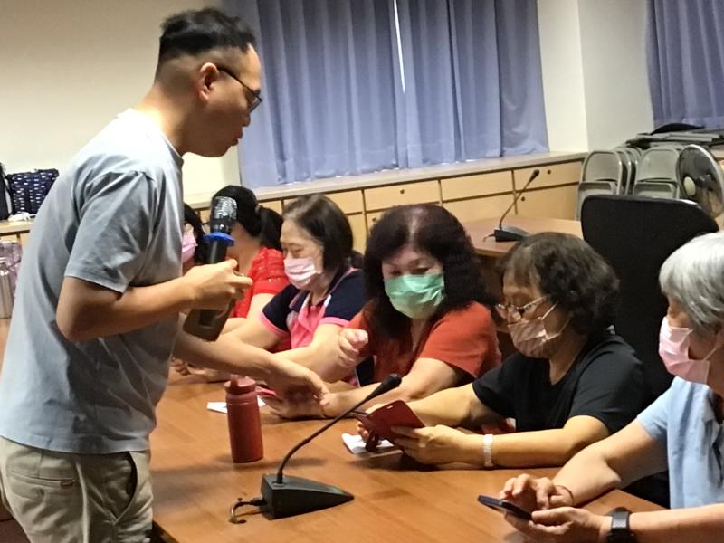 講師與學員討論Podcast手機錄製問題答覆
