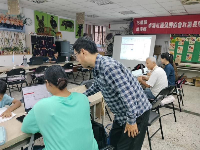 教師針對操作疑問逐一解說與示範