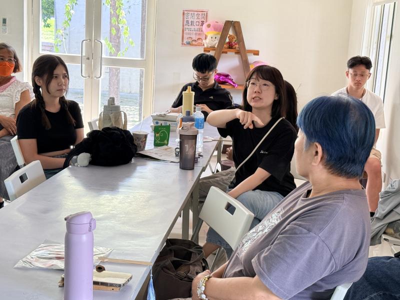最後,大家回到教室進行測試檢討,針對實際操作中遇到的問題共同討論,例如提示是否清楚、路線是否順暢、手機操作是否便利,以及導覽解說與遊戲任務是否能自然銜接。透過檢討,學員更了解現地測試的重要性,也學會從玩家角度修正設計內容。