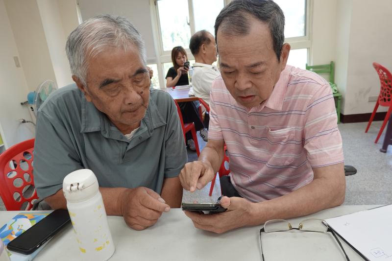 學員們互相交流學習，並透過網路工具的學習認識數位影像的合成及編排方式。