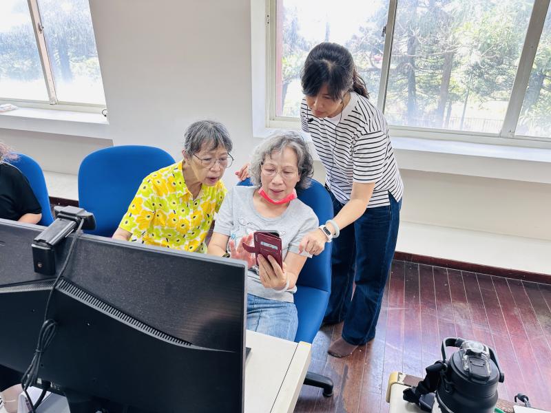 藉由自動剪片功能學員體驗AI協助快速整理素材。更重要的是,學員也學會如何依照自己的需求調整影片內容,讓影片不只是快速完成,更能呈現個人的創意與特色。