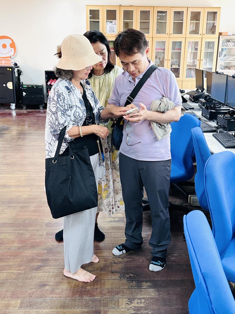 最後一堂課,講師帶領學員從素材整理、畫面排序、字幕設計到音樂搭配,完整體驗一支影片從無到有的製作流程。完成作品後,學員們紛紛分享自己的成果;透過本次課程,學員不僅提升了手機拍攝與剪輯能力,更學會運用數位工具記錄社區生活、保存地方故事