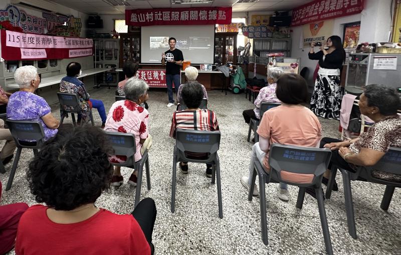 在教學的過程中，學員們將足球無人機視為一種「會飛的遙控車」。透過標準飛行流程的教學，大家依序學習了設備開機、遙控配對、起飛推油門、懸停以及最終的降落程序 。