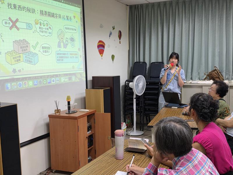 講師正熱切地分享「找東西的秘訣」,台下學員們無不全神貫注。