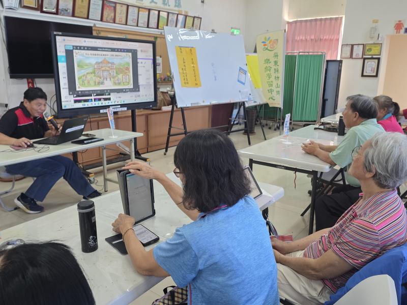 講師透過大螢幕示範在 Canva 軟體中使用 AI 功能,指導學員下指令生成設計。