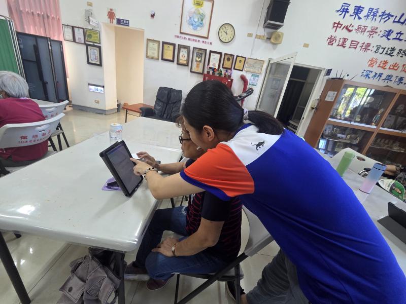 學員操作遇到困難時,助教在旁耐心給予個別指導。