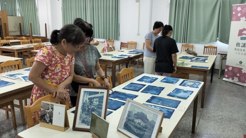 學員欣賞剛接受陽光曬完等著陰乾的作品