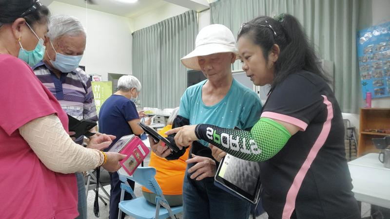 「樂拍樂活本」課程,就在大家的歡笑聲與快門聲中圓滿畫下句點了!