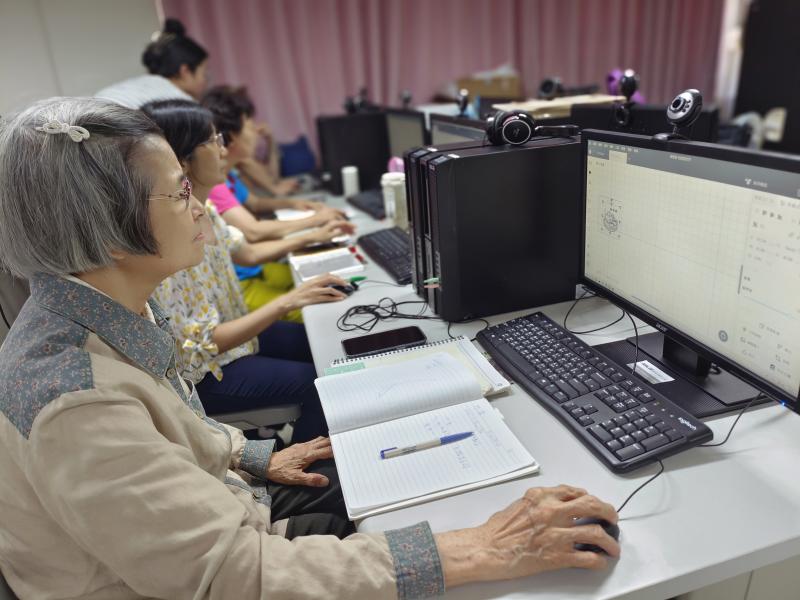 學員運用AI生成圖像，進行圖樣增修與文字設計後，完成雷雕設定，並由雷雕機雕刻成品。