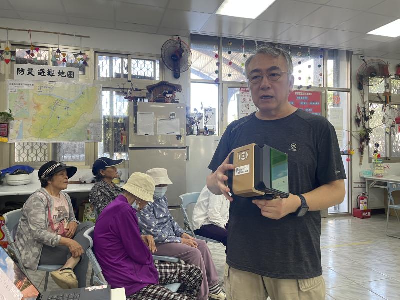 講師說明雷雕機器並帶領學員操作