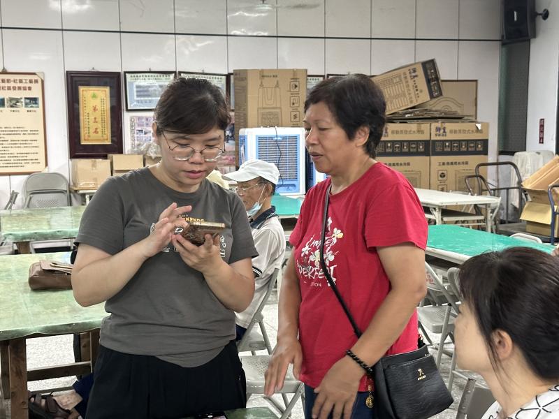 老師協助學員手機下載CapCut /剪映 App與安裝操作上問題.