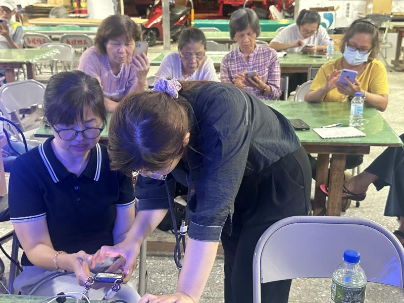 老師協助學員手機操作上問題及學員自行練習操作影片剪輯畫面.