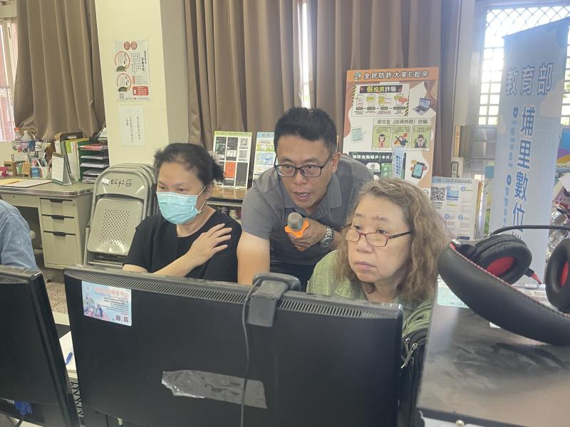 課堂中,老師耐心引導學員熟悉電腦基本操作、滑鼠與鍵盤使用技巧