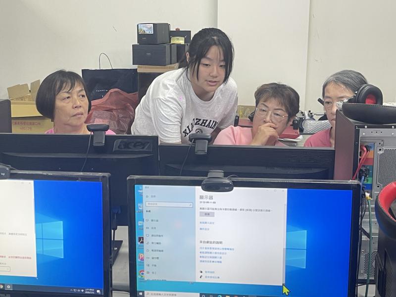 數位小幫手皆細心示範,並鼓勵學員親自動手操作,讓每位學員都能在實作中逐步熟悉電腦功能。