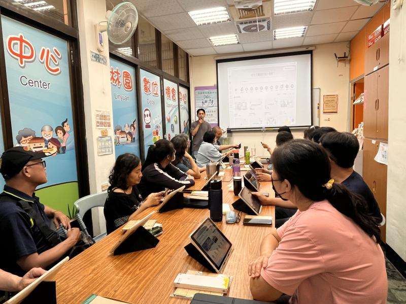 開辦「創意雷雕商品設計」課程,帶領學員認識雷射雕刻技術。